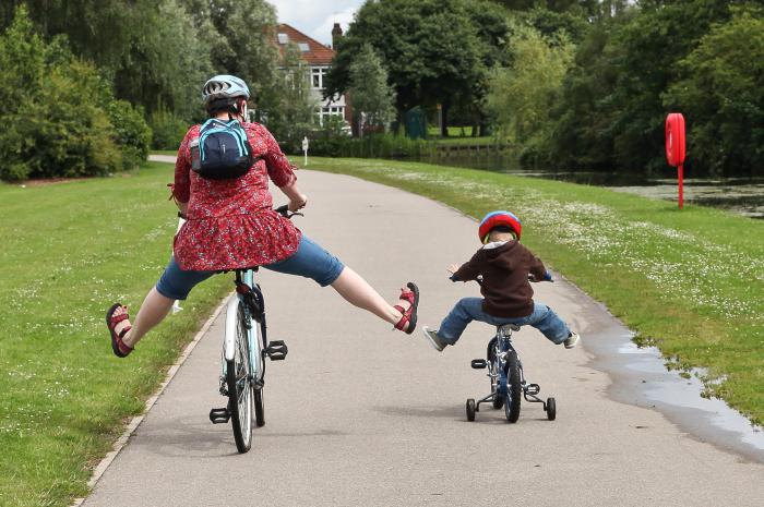 научить ребенка ездить на велосипеде