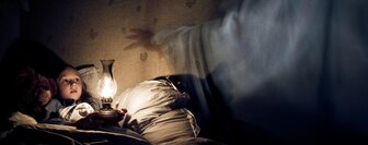Що робити батькам, якщо дитина боїться спати одна