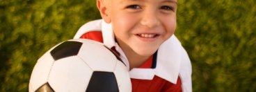 Як і де правильно навчити дитину грати у футбол з нуля